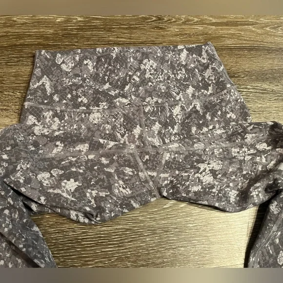 SOLD Lululemon Wunder Train High-Rise Tight 25" in Hideaway Camo Lunar Rock Mult - Picture 7 of 8